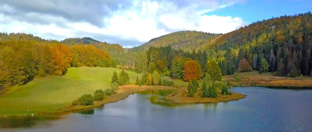 Le lac Genin - Ain - Haut-Bugey - Plus Beaux Paysages d'Automne en France