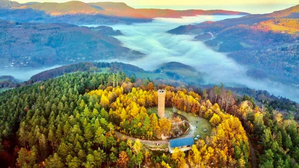 La tour du Faudé à Orbey en Alsace vue du ciel - Plus Beaux Paysages d'Automne en France