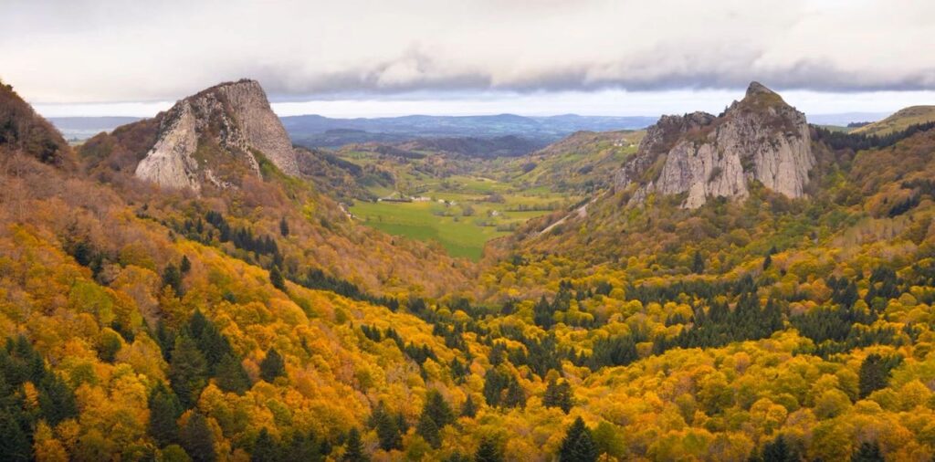 Les Roches Tuilière et Sanadoire en automne