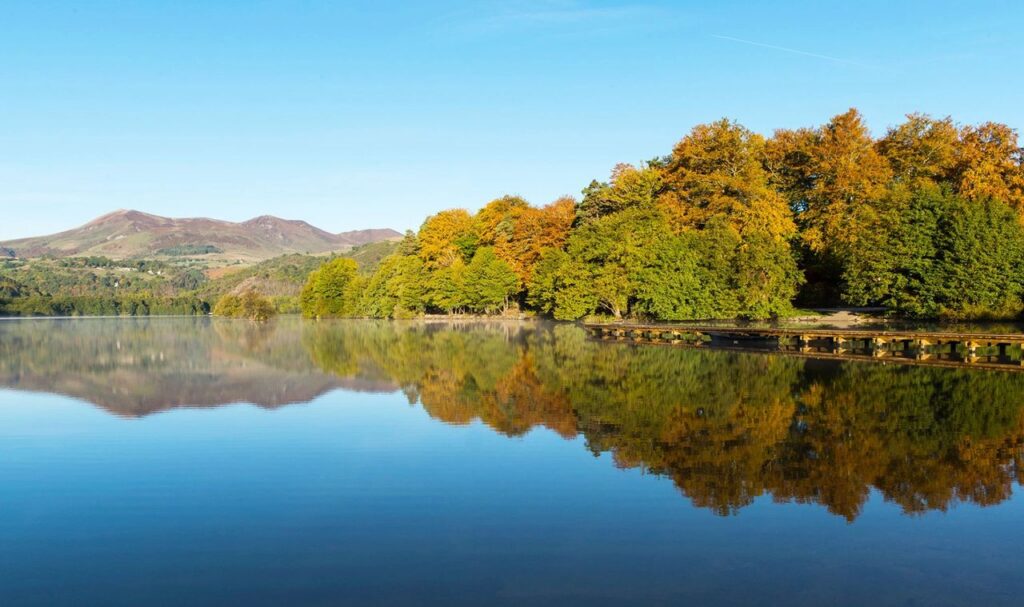 Le Lac Chambon en automne