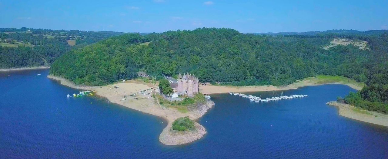 Le château de Val à Lanobre - Sur la Route des Volcans d'Auvergne