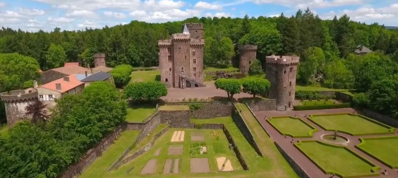 Le château dauphin à Pontgibaud - Sur la route des Volcans d'Auvergne