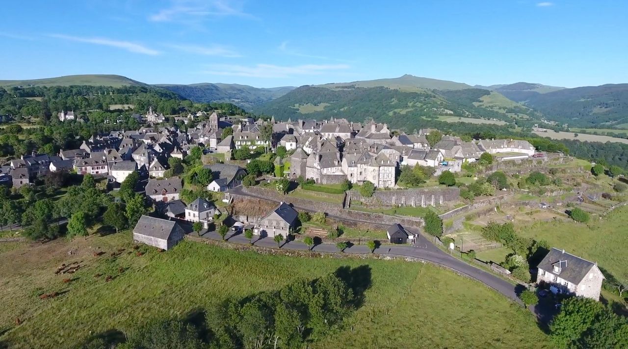 Salers dans le Cantal - Sur la Route des Volcans d'Auvergne