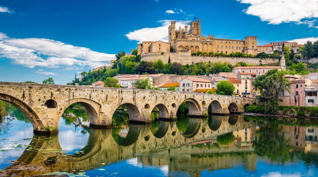 Béziers - Hérault - Vue sur La cathédrale Saint-Nazaire, l'ancien Palais des Evêques et le Pont Vieux - Canal du midi