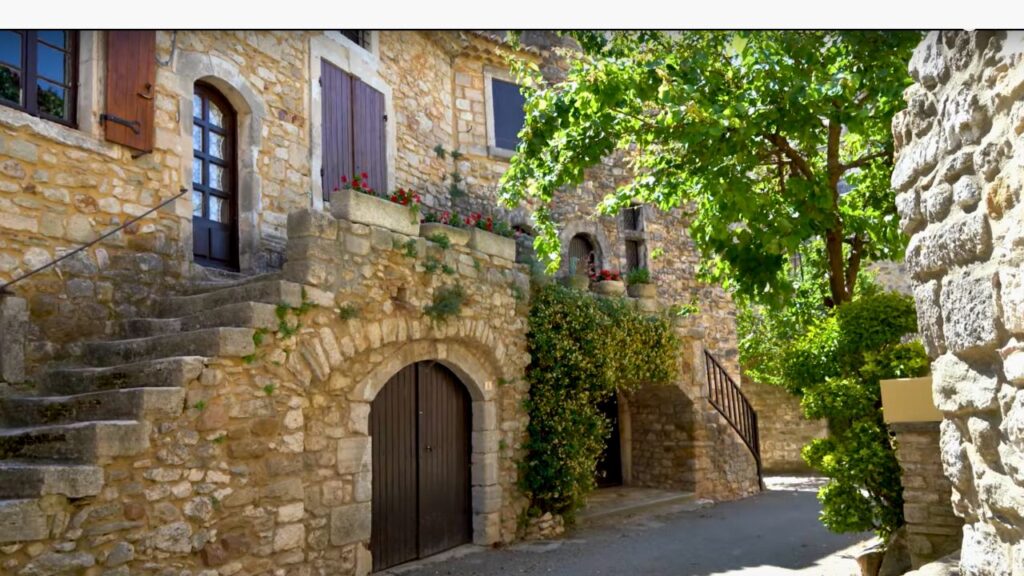 Aiguèze Les plus beaux villages romantiques en France