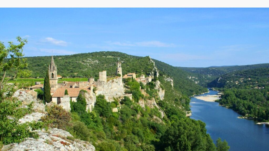 Aiguèze Village romantique en France