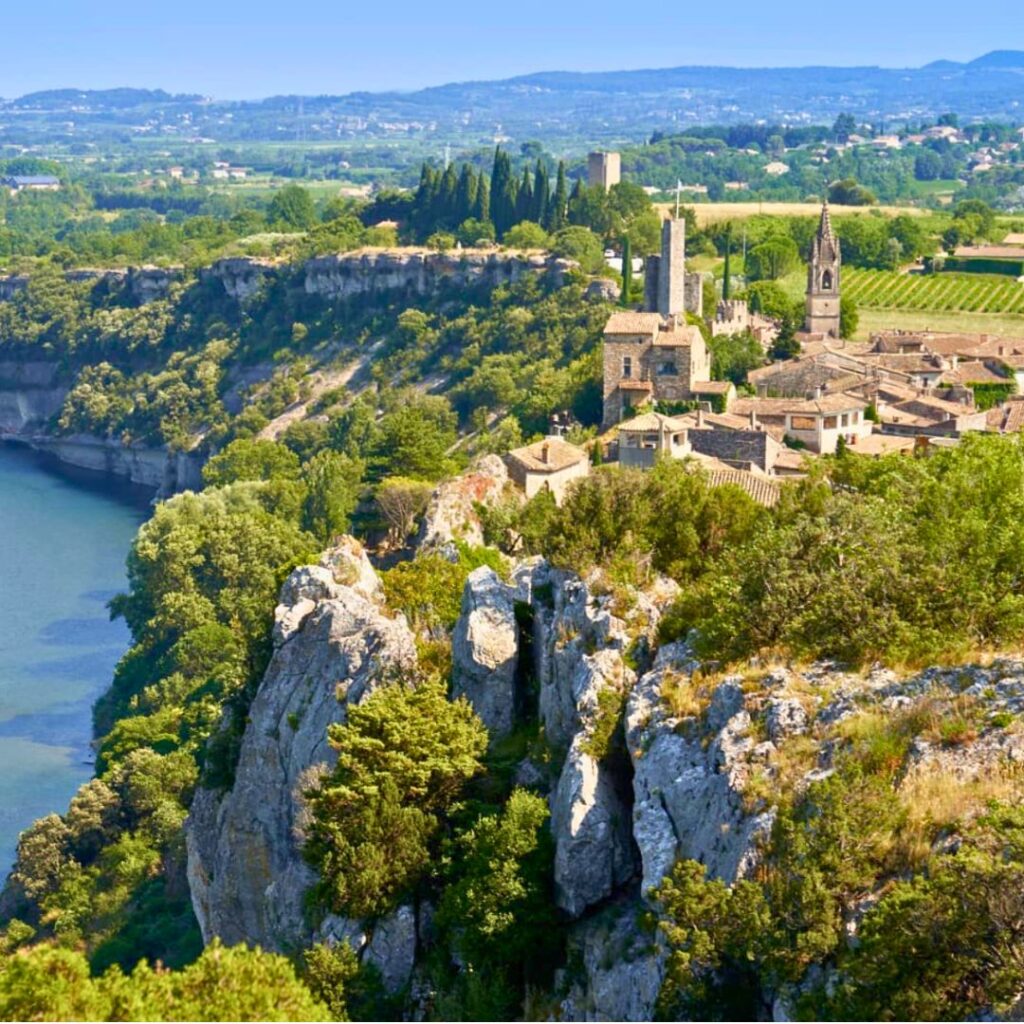 Aiguèze Les plus beaux villages romantiques en France