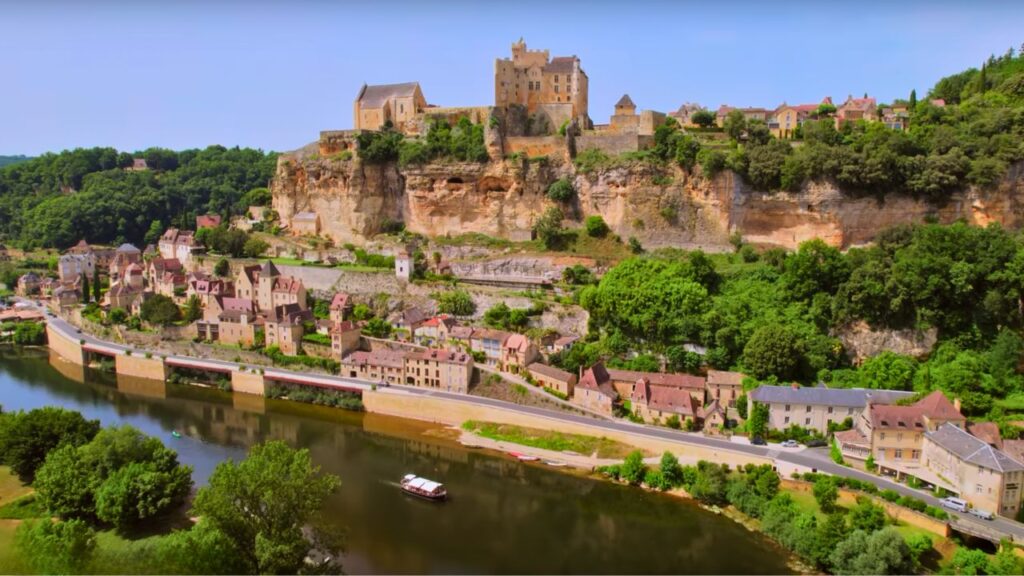 Beynac-et-Cazenac Les plus beaux villages romantiques en France