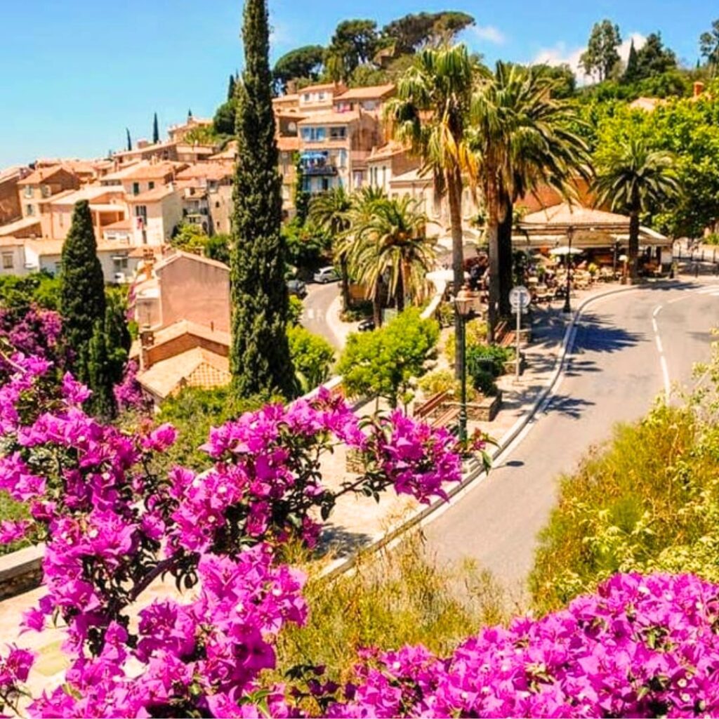 Bormes-les-Mimosas Les plus beaux villages romantiques en France