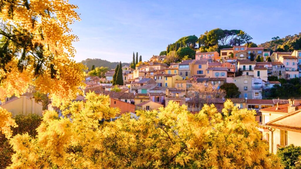 Bormes-les-Mimosas Les plus beaux villages romantiques en France