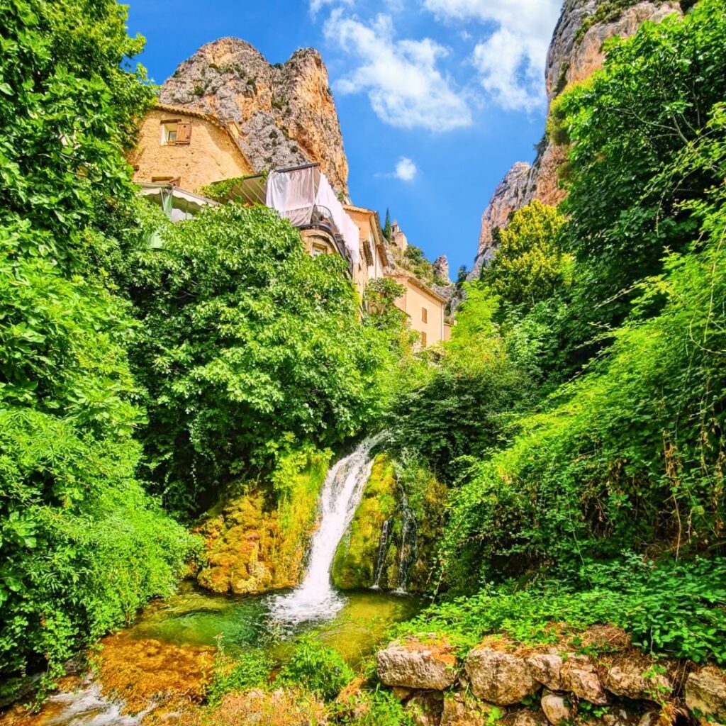 Moustiers-Sainte-Marie Village romantique en France