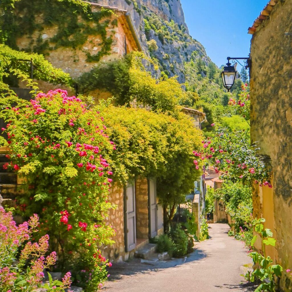 Moustiers-Sainte-Marie Village romantique en France