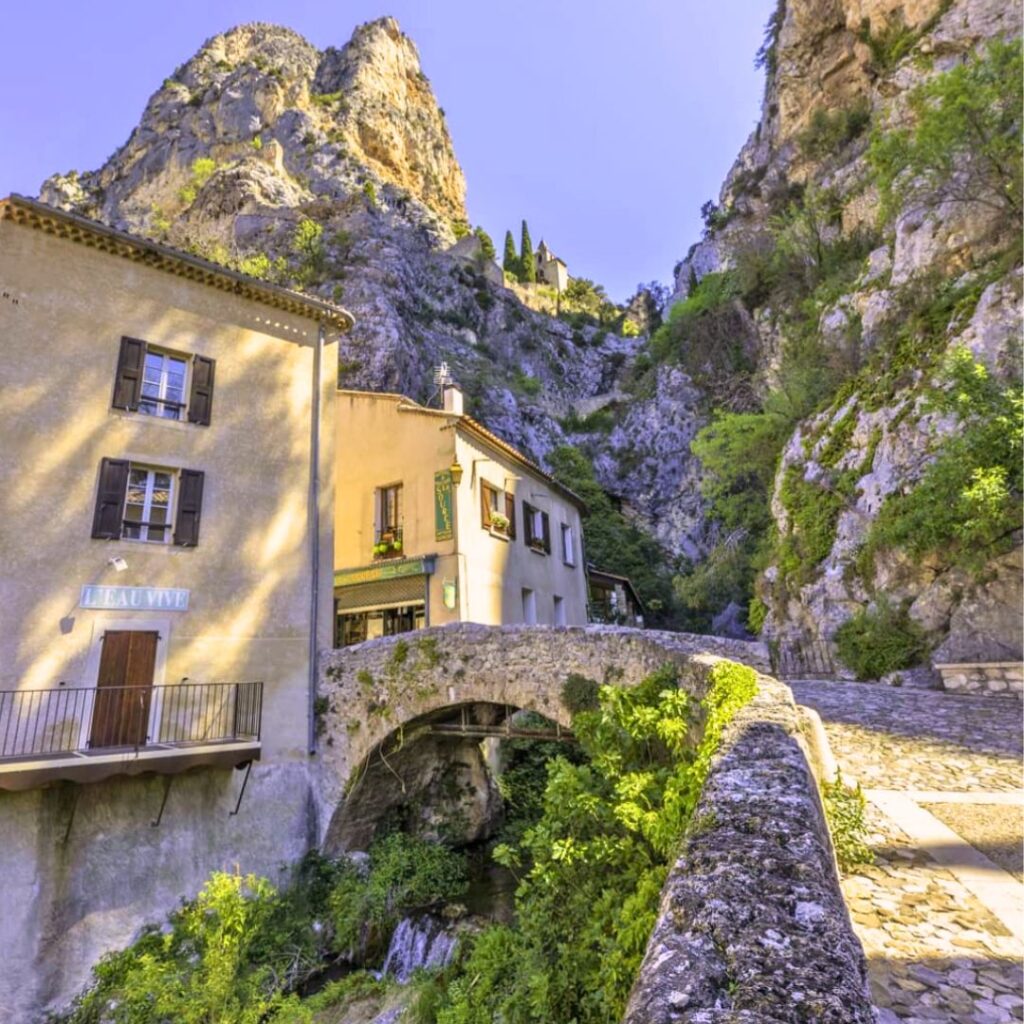 Moustiers-Sainte-Marie Les plus beaux villages romantiques en France