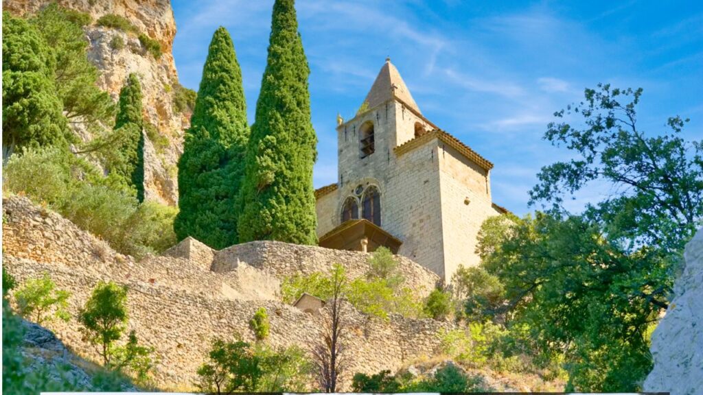 Moustiers-Sainte-Marie Village romantique en France