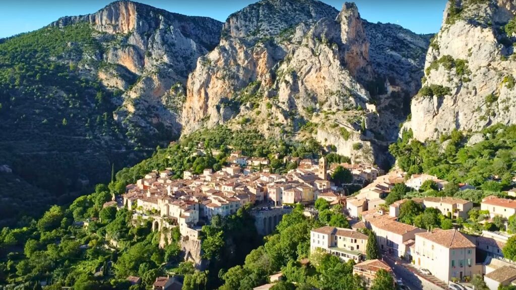 Moustiers-Sainte-Marie Les plus beaux villages romantiques en France