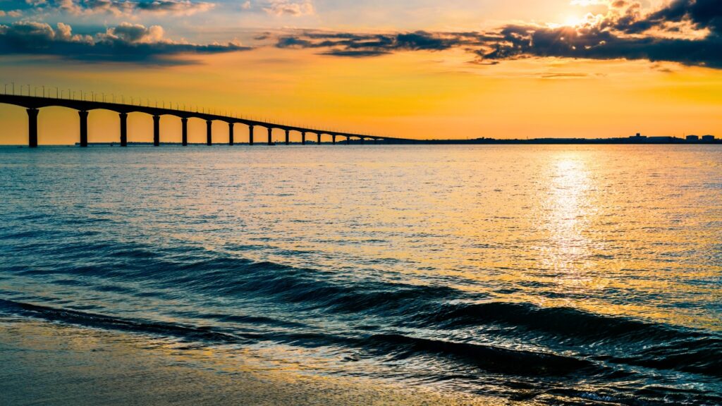 Pont île de Ré au coucher de soleil