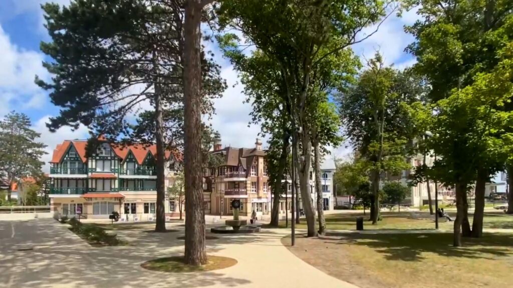 Villa anglo-normande nichée dans la forêt de pins du Touquet-Paris-Plage.