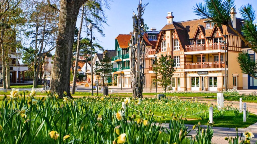 Villa anglo-normande nichée dans la forêt de pins du Touquet-Paris-Plage.