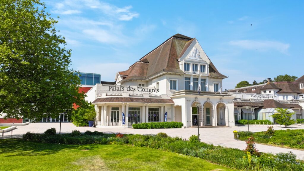 Façade historique du Palais des Congrès et Casino Barrière du Touquet-Paris-Plage.