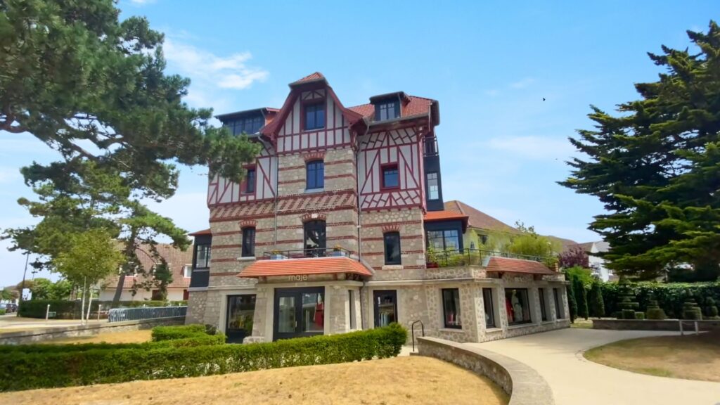 Villa anglo-normande nichée dans la forêt de pins du Touquet-Paris-Plage.