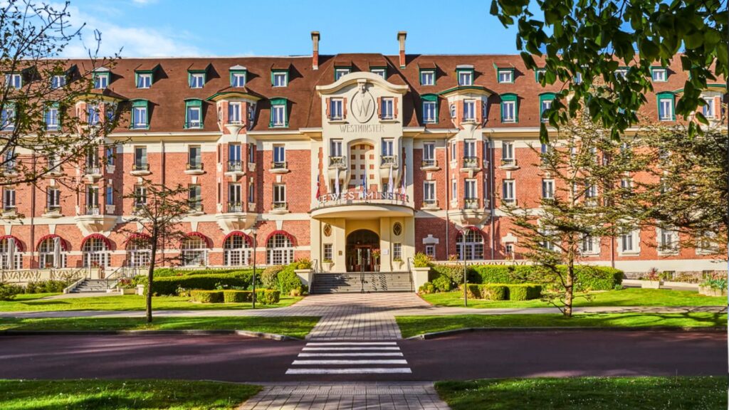Façade Art déco de l'Hôtel Barrière Le Westminster au Touquet-Paris-Plage.