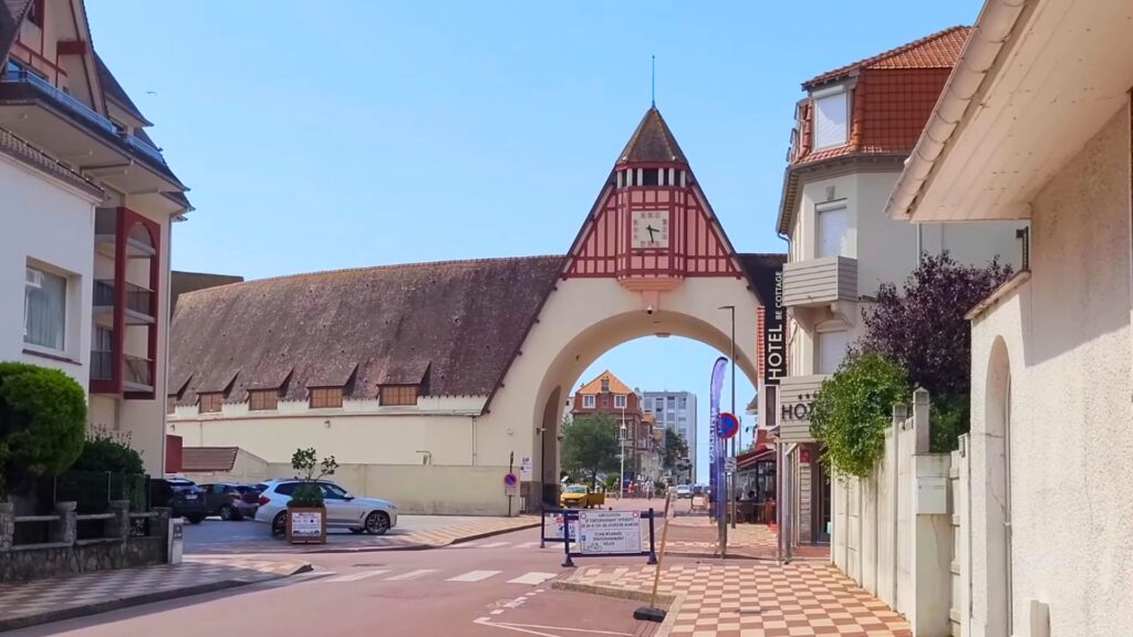 Marché couvert du Touquet-Paris-Plage, halle circulaire classée Monument Historique.
