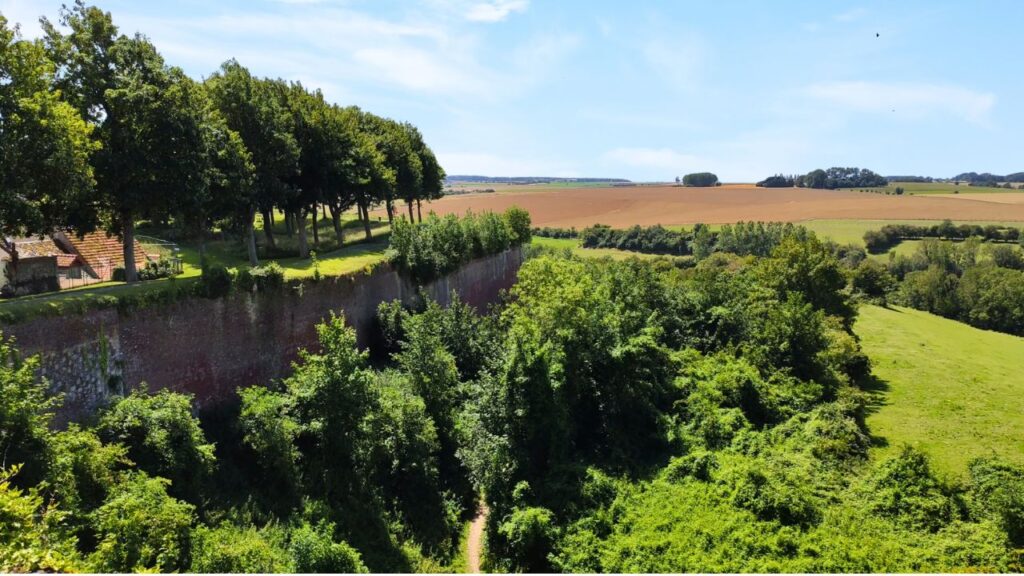 Les remparts Montreuil-sur-Mer  sur la Côte d'Opale