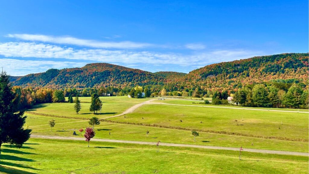 Vue sur les montagnes des Laurentides en automne